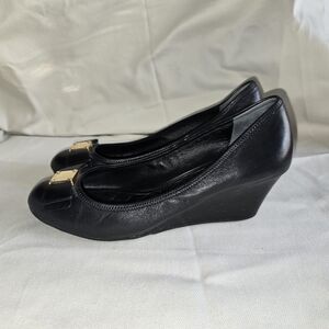 Cole Haan Tali Grand Bow Wedge pumps in black leather Sz 9B Elegant Party Work